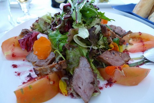 Restaurante La Sequieta ensalada multicolor con carrillera de cerdo