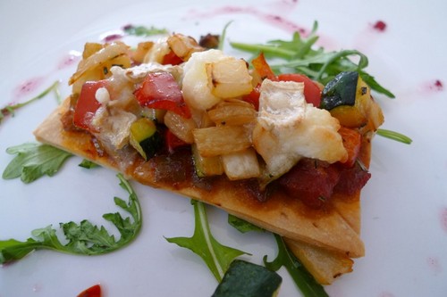 La Sequieta coca de verduras con queso y tomate confitado