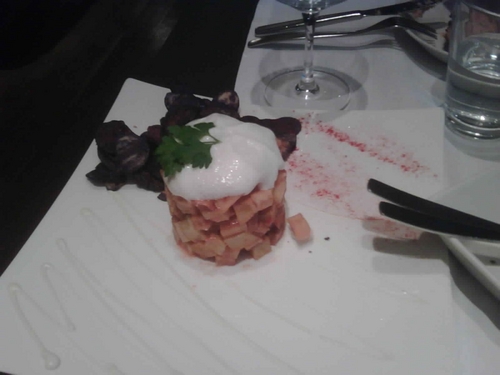 Restaurante Diblú Bravas con espuma aioli .
