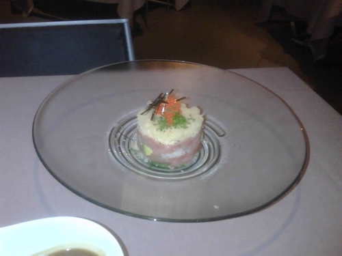 Restaurante Tastem Tartar de atún con aguacate y crujiente de tempura .