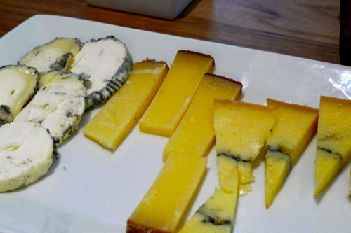 Restaurante Cava Siglos tabla de quesos franceses