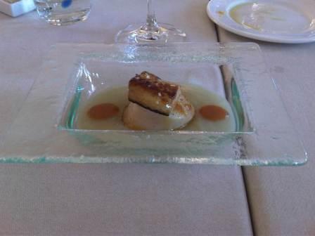 Restaurante Korpilombolo Crema de Nyàmeres, extracto marisco, Vieira y Foie caliente 