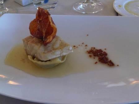 Korpilombolo Esturión a baja temperatura con crujiente de jamón y raviolis de alcachofa 