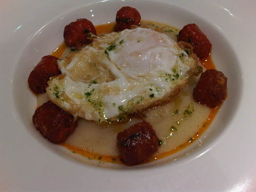 Restaurante en Sitges crema de patata y trufa con huevo frito y chistorra