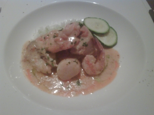 Restaurante en Agua Amarga Merluza , vieiras y langostinos salteados con salsa de bogavante .