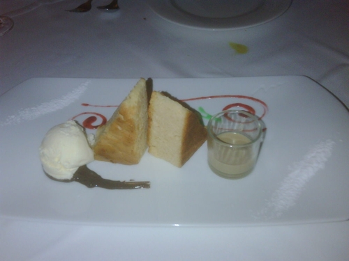 Restaurante en Agua Amarga Brownie de chocolate blanco con helado de vainilla y baileys .