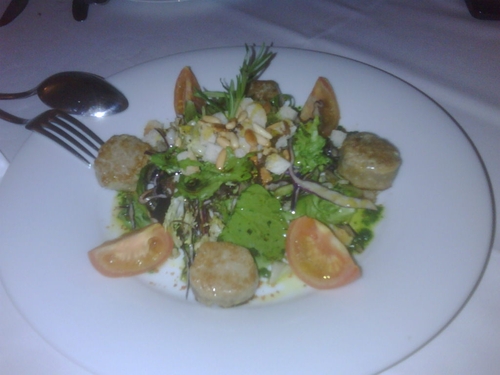 Restaurante La Chumbera Ensalada con hamburguesitas de atún y tomate al horno .