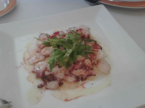 La Sal en Bétera Carpaccio de pulpo con patatas confitadas .