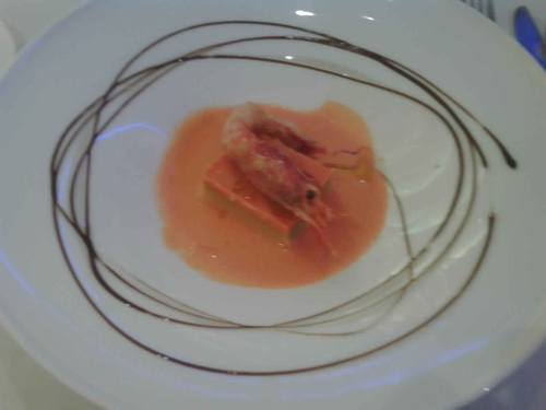 Restaurante Les Nits Versión de gazpacho andaluz con gamba en tempura .