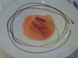 Restaurante en Valencia Versión de gazpacho andaluz con gamba en tempura .