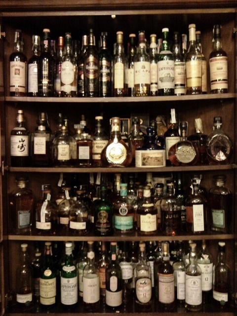 Casa el tio David Menuda colección de Whisky.