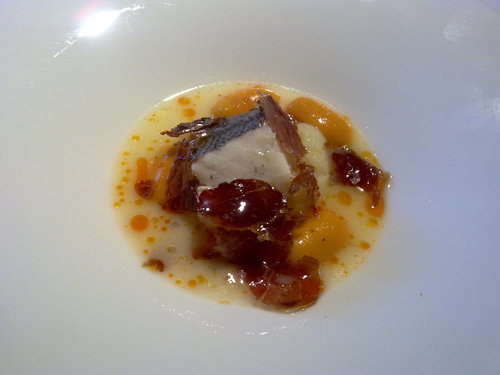 Can Jubany en Calldetenes Merluza cocida a baja temperatura, con jamón ibérico y gnocchi de calabaza. Muy buena!!