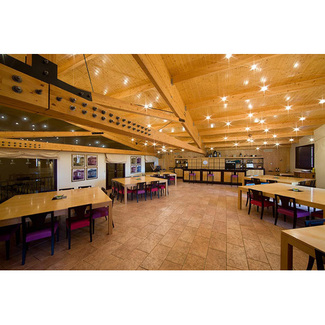 Interior_bodega_emilio_moro_logo