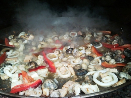 El pimiento rojo y cebolla picada.