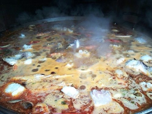 Y echamos los últimos ingredientes, el pimentón, el azafrán, un poco de pimienta, perejil, media pastillita de avecrem de pescado.