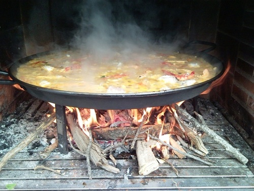 A disfrutar de la imagen de la cocción...al fuego de leña.