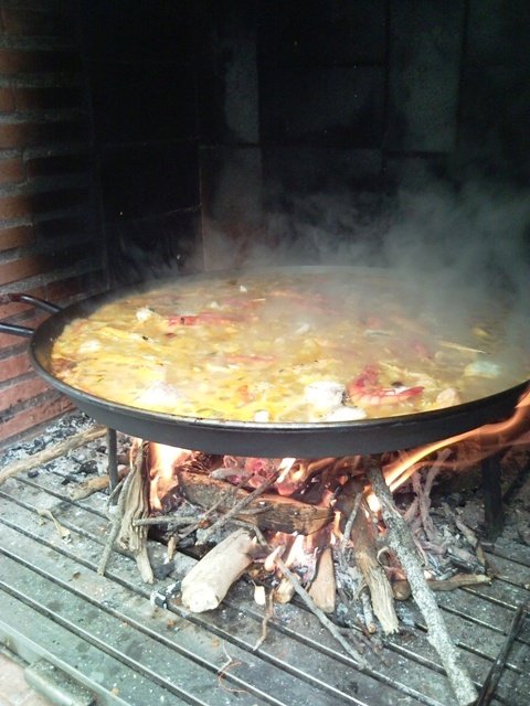 Controlando que no falte ni sobre fuego...
