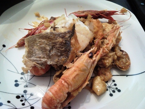 El emplatado, con un trozo de dorada y lubina, que previamente se retiraron y reservaron despues de freirlos...