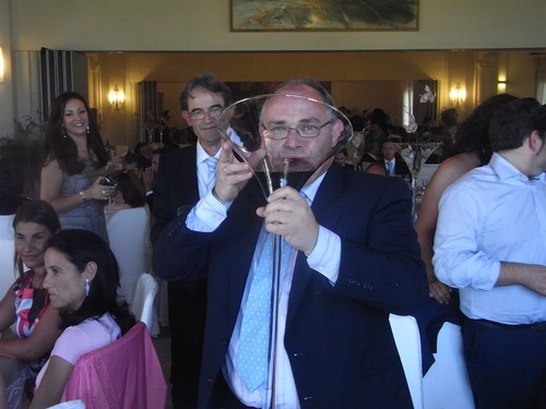Brindando en la boda de un amigo con su vino.