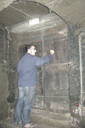 Knocking on heaven's door. Bodega subterránea de Bruno Clair