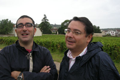 El párroco de la Romanée y yo con la iglesia al fondo