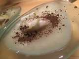 Restaurante L'Escaleta LA MANZANA DE HIELO con una infusión helada de camomila miel, tierra de malta