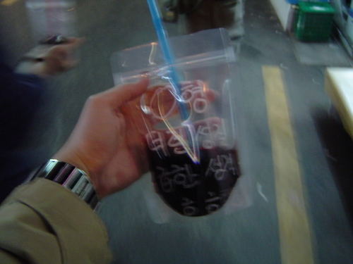 Y bebe unas cosas más raras... :-D