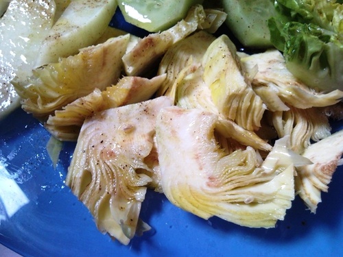 Y aquí en la zona de la huerta murciana, es frecuente consumir las alcachofas en crudo con aceite y limón y sal. Supongo que en cualquier otro sitio será una rareza, jeje