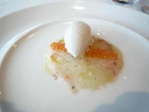 Carpaccio_de_cigals_y_helado_acido_de_piñones