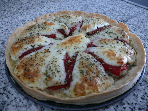 Tartaleta de bacalao, piquillo y queso.