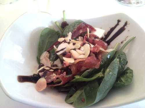 Ensalada templada de espinacas, queso fresco y crujiente de jamón ibérico.