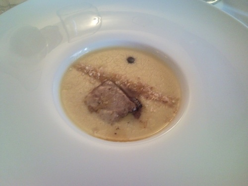 Foie a la plancha con sopa de maiz.