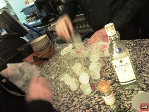 Preparando los GT´S especiales de Jerónimo, que tuvo un percance con las ginebras que traía a la quedada, se las bebió por el camino, creo...