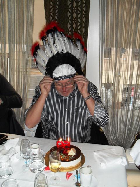 Le flojeaban las fuerzas y no había manera de soplar las velas, a ver si con las plumas....
