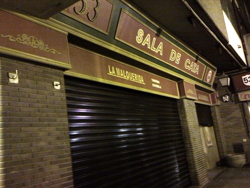 Uno de los laterales con el local de catas...