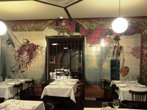 El interior sorprende nada mas pasar, con una decoración muy alegre y original...