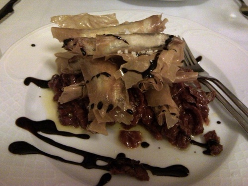Rollitos de boquerones sobre cama de tomates secos en aceite de oliva extra virgen.