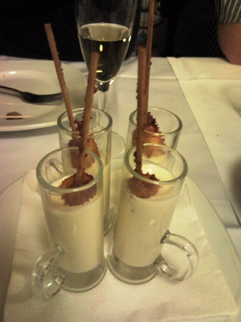 Y unos chupitos de queso de cabra, con pincho de langostino frito.