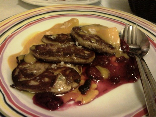 Foie a la plancha con frambuesas y mango.