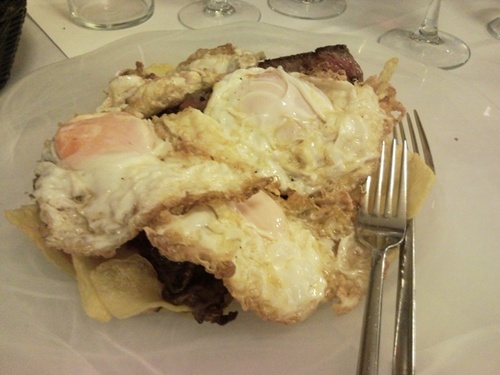 Huevos y patatas fritas con solomillo al grill...ya para rematar la faena, y nos sirvió de postre, hasta aquí pudimos llegar.