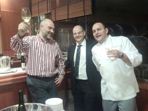 Y la mejor foto de todas, y que nos sirve de despedida de este gran día que fue, el 6D...el alma, las manos y el olfato de El Taller de Casablanca, donde los sentidos dieron rienda suelta a sus antojos, y los placeres terrenales confluyeron en dos únicas estancias, fusionando el amor a la gastronomia, el deseo placentero de los vinos, y la gracia de aunarlo todo al unísono....se que me ha quedado muy cursi, pero me ha salido del alma, jejejeje, ese soy yo. Javier Zapata.