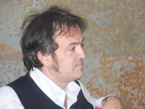 Pirineos pagó al reportero, es el que sale más