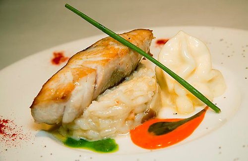 lubina con rissotto de trigueros y salsa de naranja