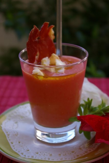 Y esto se parece al chupito de pan con tomate y jamón que preparaba mi amigo Miky en el extinto restaurante Blue :-)