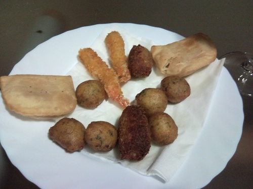 Una mini fritura, con croqueta de merluza, langostino rebozado, buñuelos de bacalao, y empanadilla de bonito.