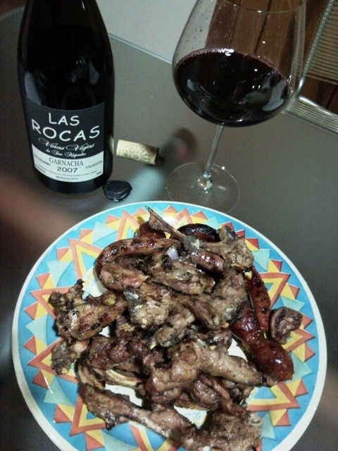 Cabrito a la brasa, y algún choricico picante.
