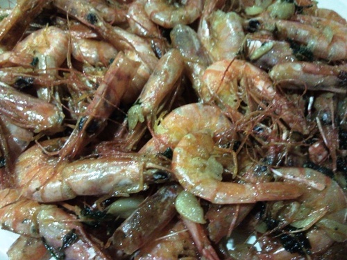 Calamar plancha y gambitas arroceras fritas con ajos y limón.