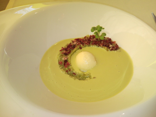 Samsha Ajoverde de pistachos con tabulé de hierbabuena, helado de huevo duro y jamón ibérico crujiente
