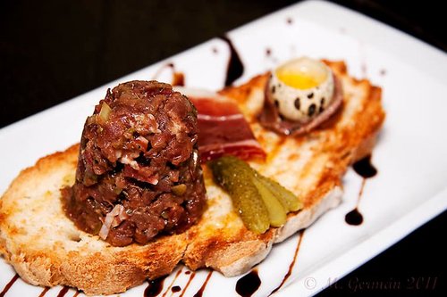 borrachito de steak tartar con jamón ibérico y huevo de codorniz