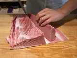 Restaurante Tastem Preparando una pieza de atún